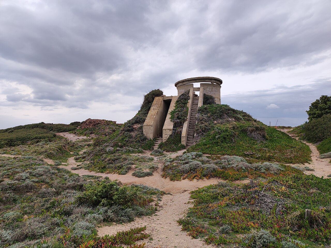 La batterie militaire de Capo Altano sur la falaise