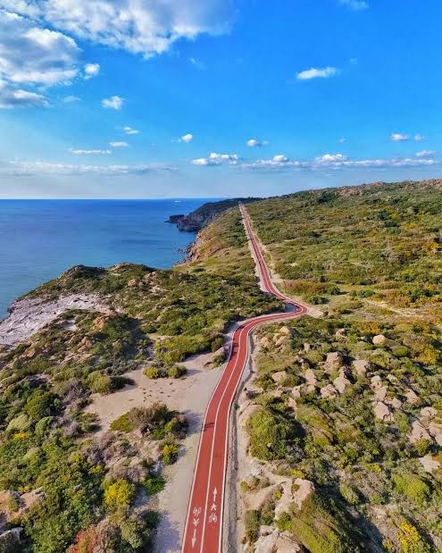 La ciclopedonale panoramica che costeggia la scogliera di Capo Altano