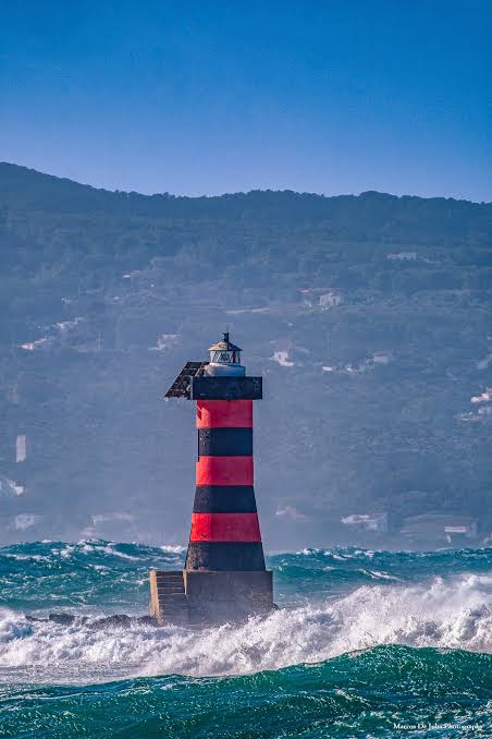 Le phare de la Ghinghetta sur son rocher, pendant une tempête