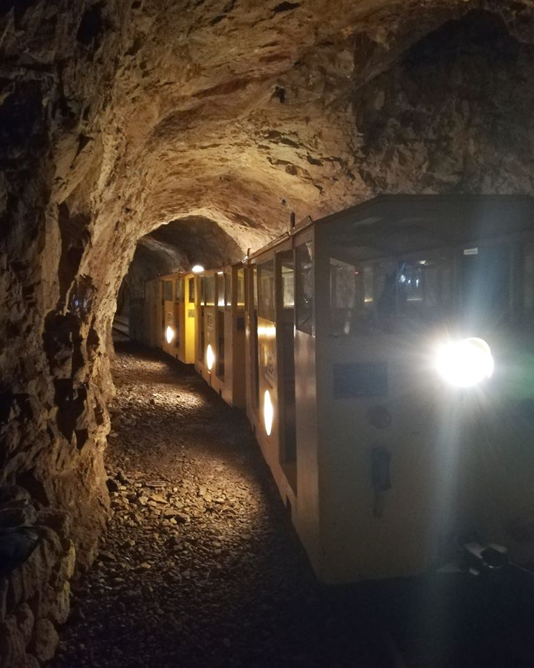 Il trenino che porta i visitatori nelle gallerie della miniera, verso la grotta