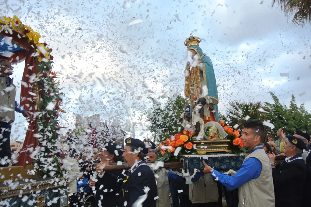 La procession de la statue de la Madone d'Itria sous les confettis