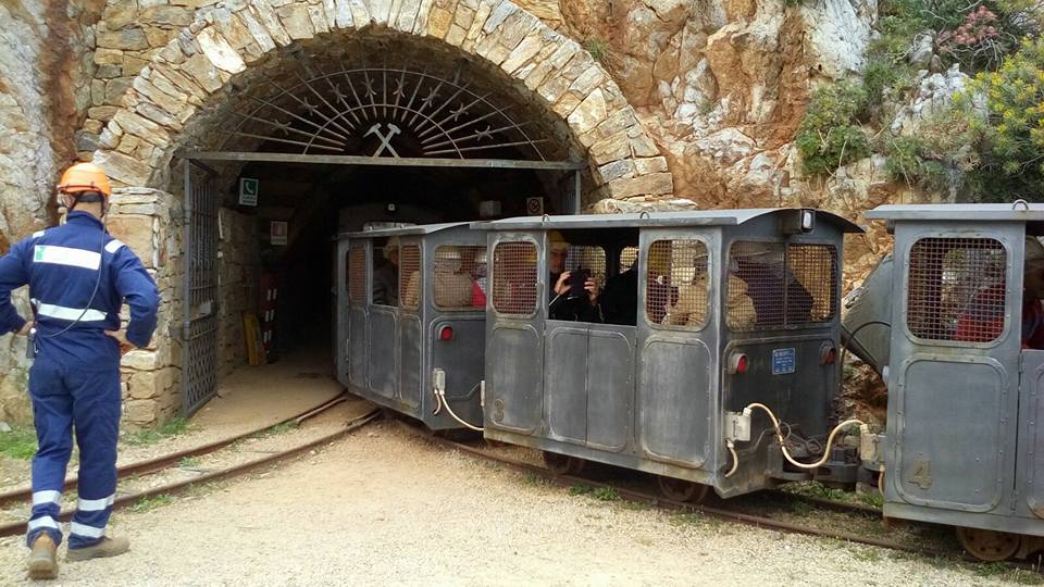 The mine train carrying visitors into the tunnel