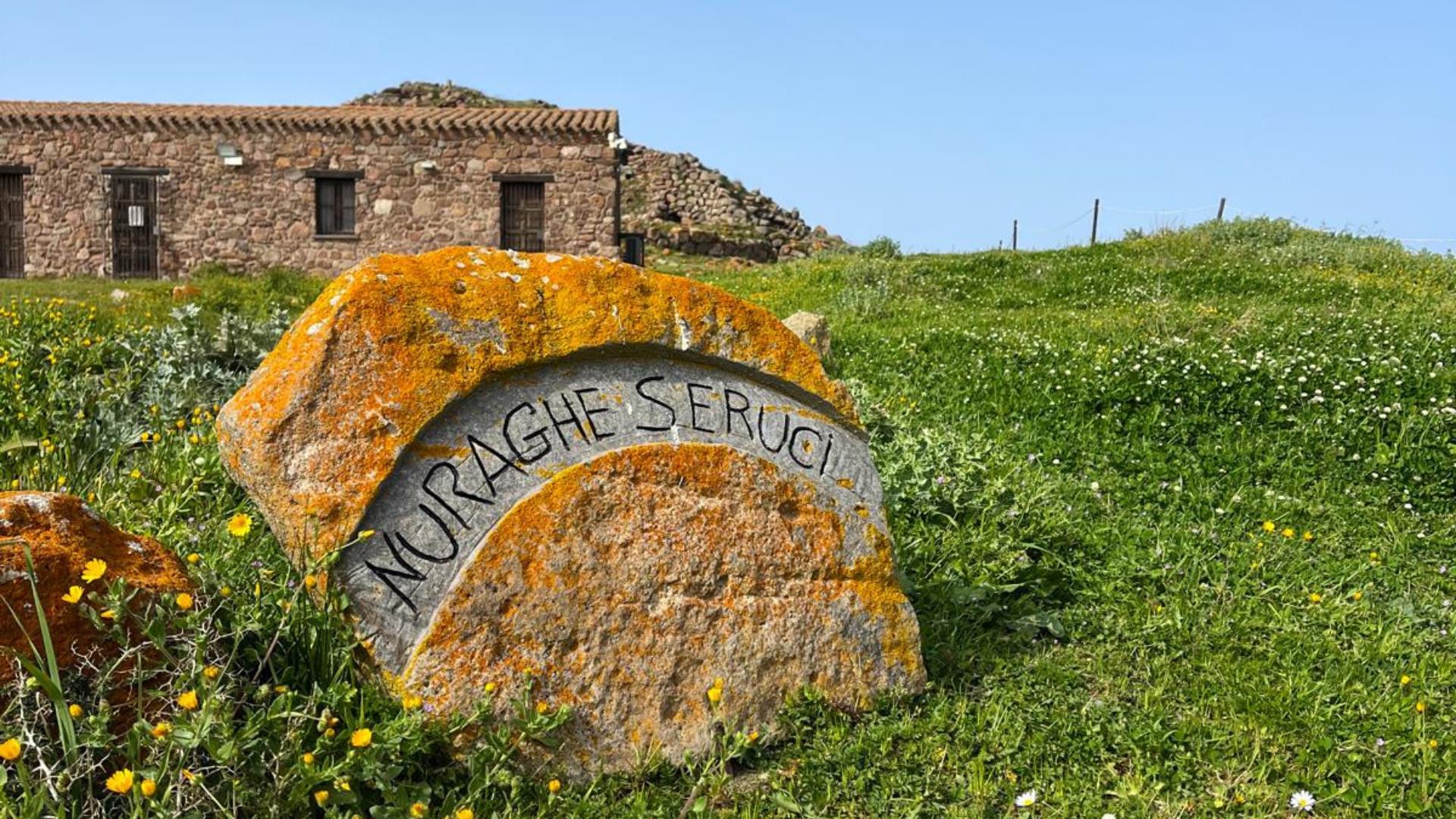 Il masso con la scritta “Nuraghe Seruci” all'ingresso del sito