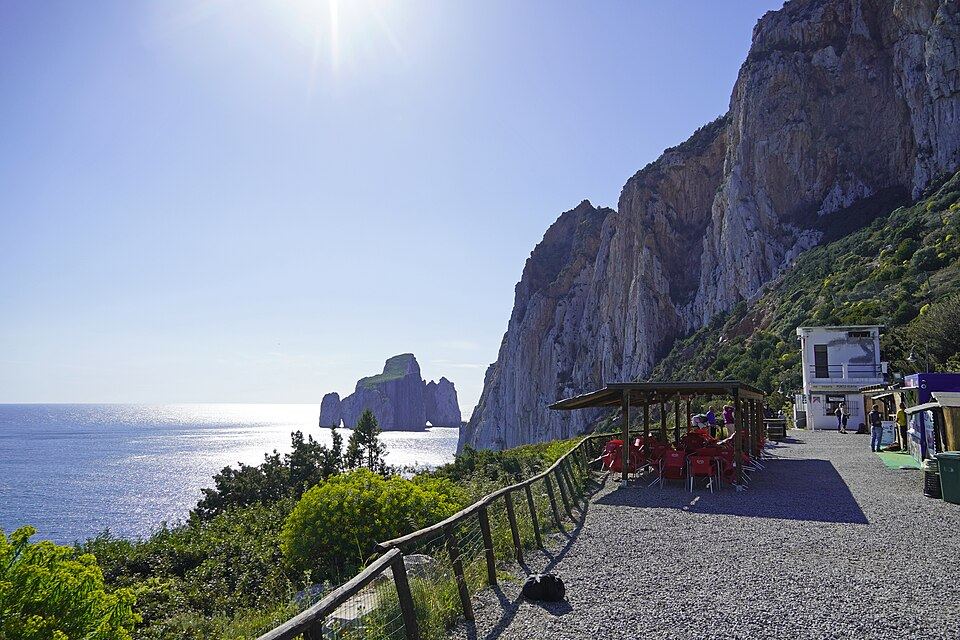 Les falaises de Porto Flavia avec vue sur Pan di Zucchero